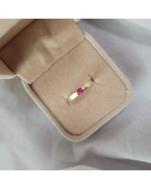 Ring with red stone 8k