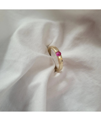 Ring with red stone 8k