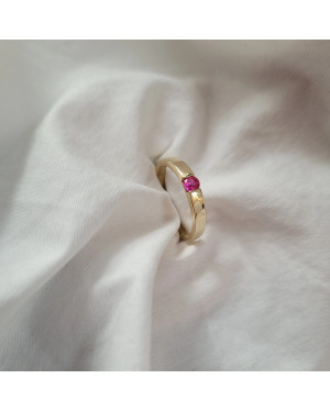 Ring with red stone 8k
