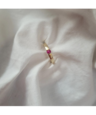 Ring with red stone 8k