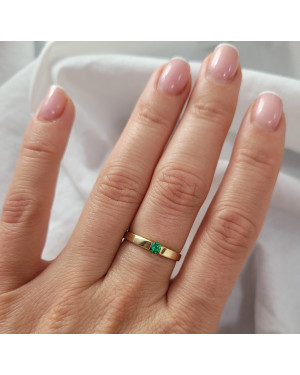 Ring with green stone 8k