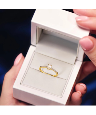 Delicate engagement ring zirconia 8k