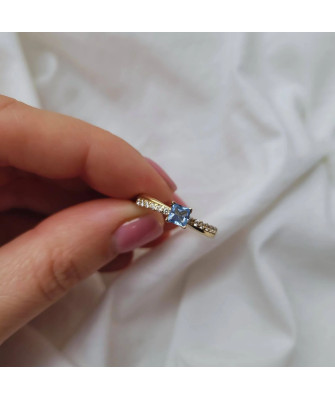 Gold engagement ring blue stone