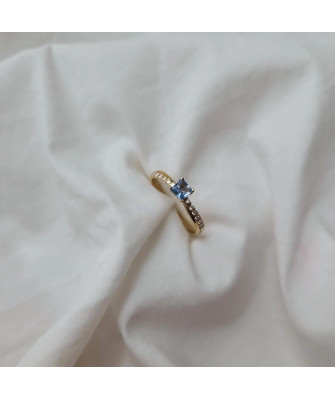 Gold engagement ring blue stone