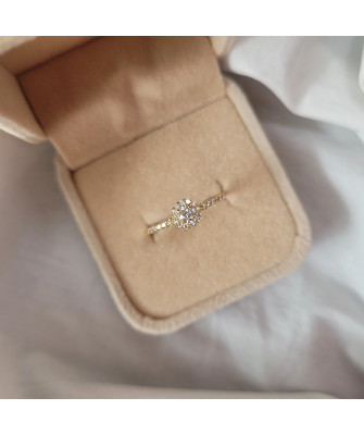 Engagement ring white stone 8k