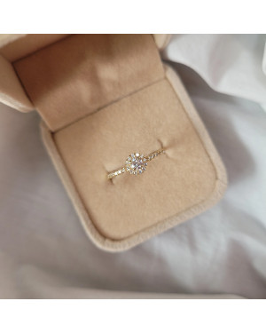 Engagement ring white stone 8k