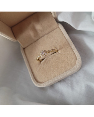 Engagement ring white stone 8k