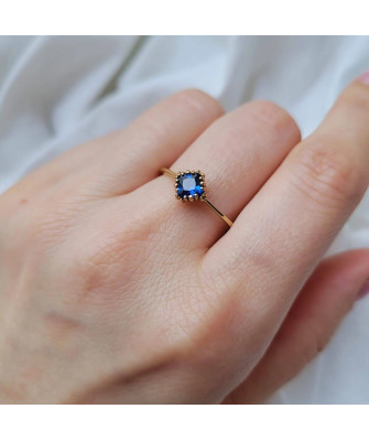Gold ring sapphire stone