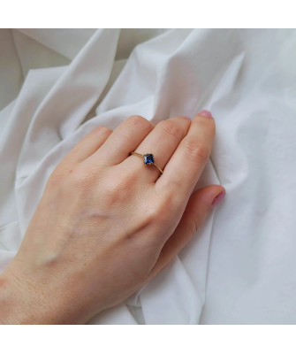 Gold ring sapphire stone