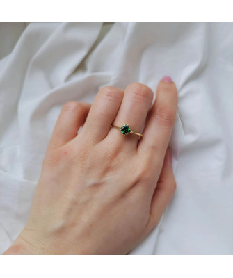 Emerald stone gold ring