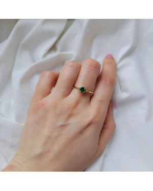Emerald stone gold ring