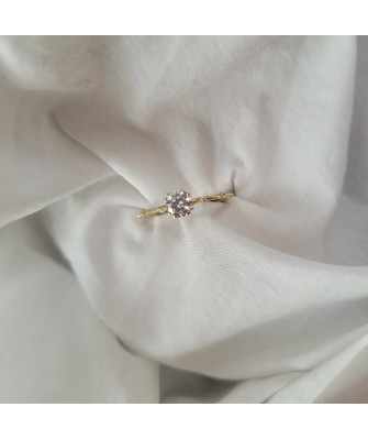 Delicate ring white stones 8k