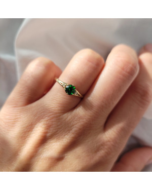 Pierścionek z zielonym kamieniem 14k