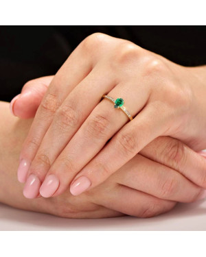 Ring with green stone 14k