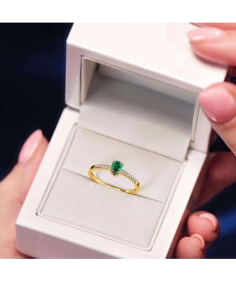 Pierścionek z zielonym kamieniem 14k