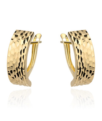 Gold earrings decorated with diamond cutting
