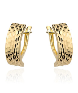 Gold earrings decorated with diamond cutting
