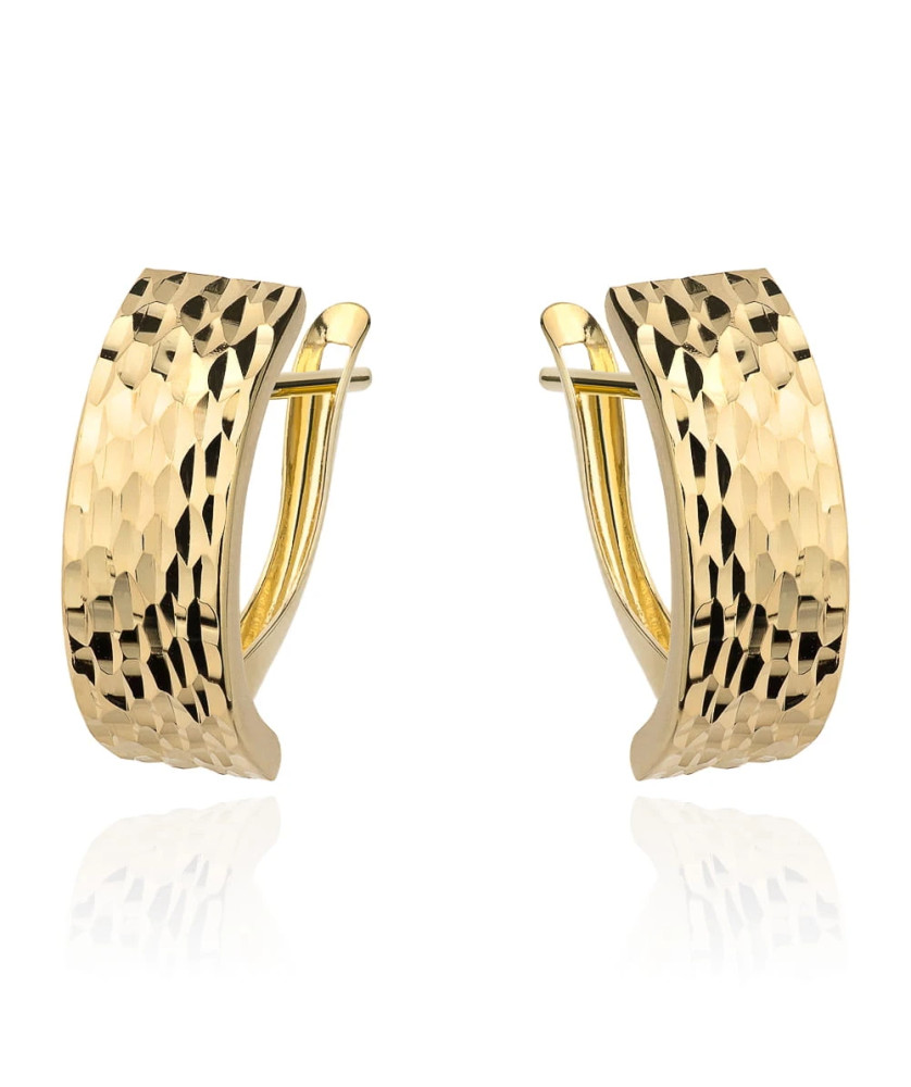 Gold earrings decorated with diamond cutting