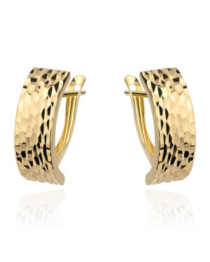Gold earrings decorated with diamond cutting