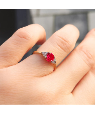 Ring with a red stone 8k