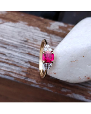 Ring with a red stone 8k