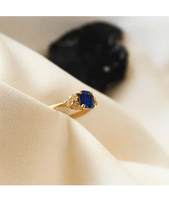 Ring with a blue stone 8k