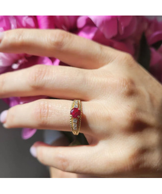 Ring with a red stone 8k