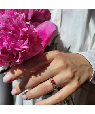 Ring with a red stone 8k