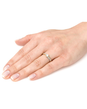 Gold classic ring pattern white zircons 375