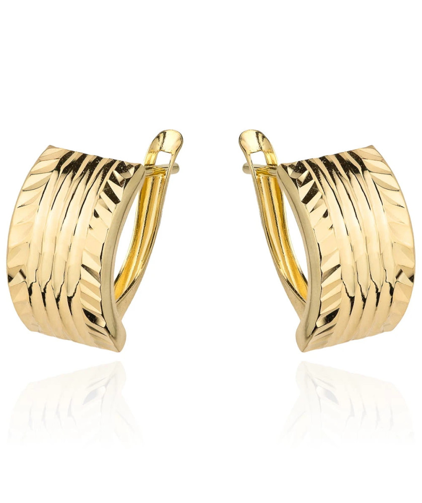 Gold diamond-cut earrings with English clasp