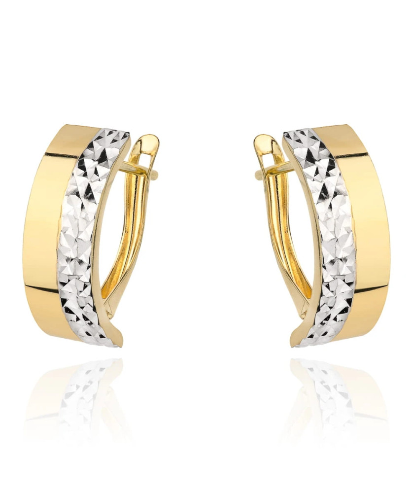 Gold earrings decorated with white gold and diamond cutting