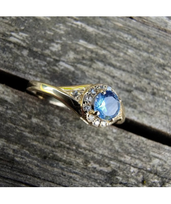 Gold engagement ring blue stone