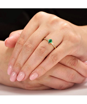 Delicate ring emerald zirconia