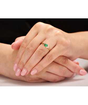 Green stone in 8k gold ring