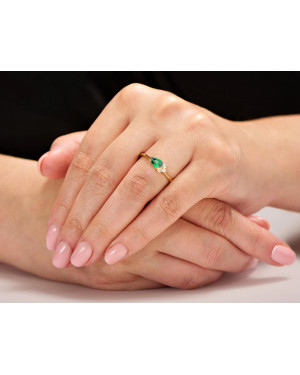 Green stone in 8k gold ring