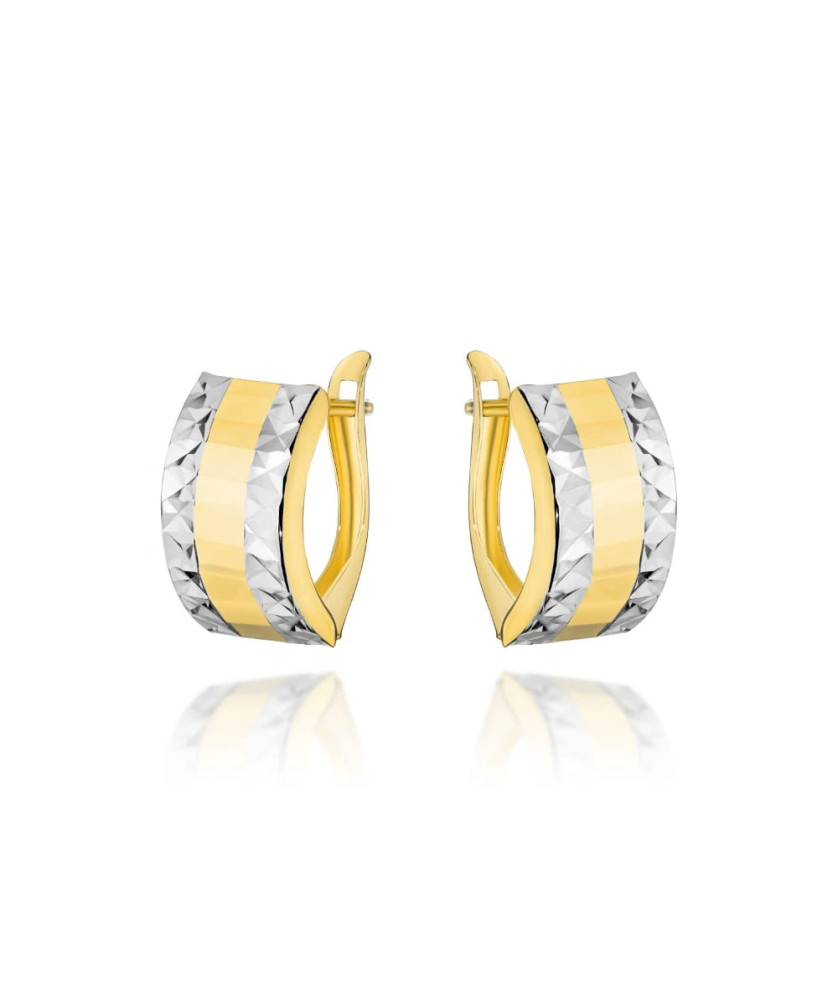 Wide gold earrings with diamond-cut in two colors of gold