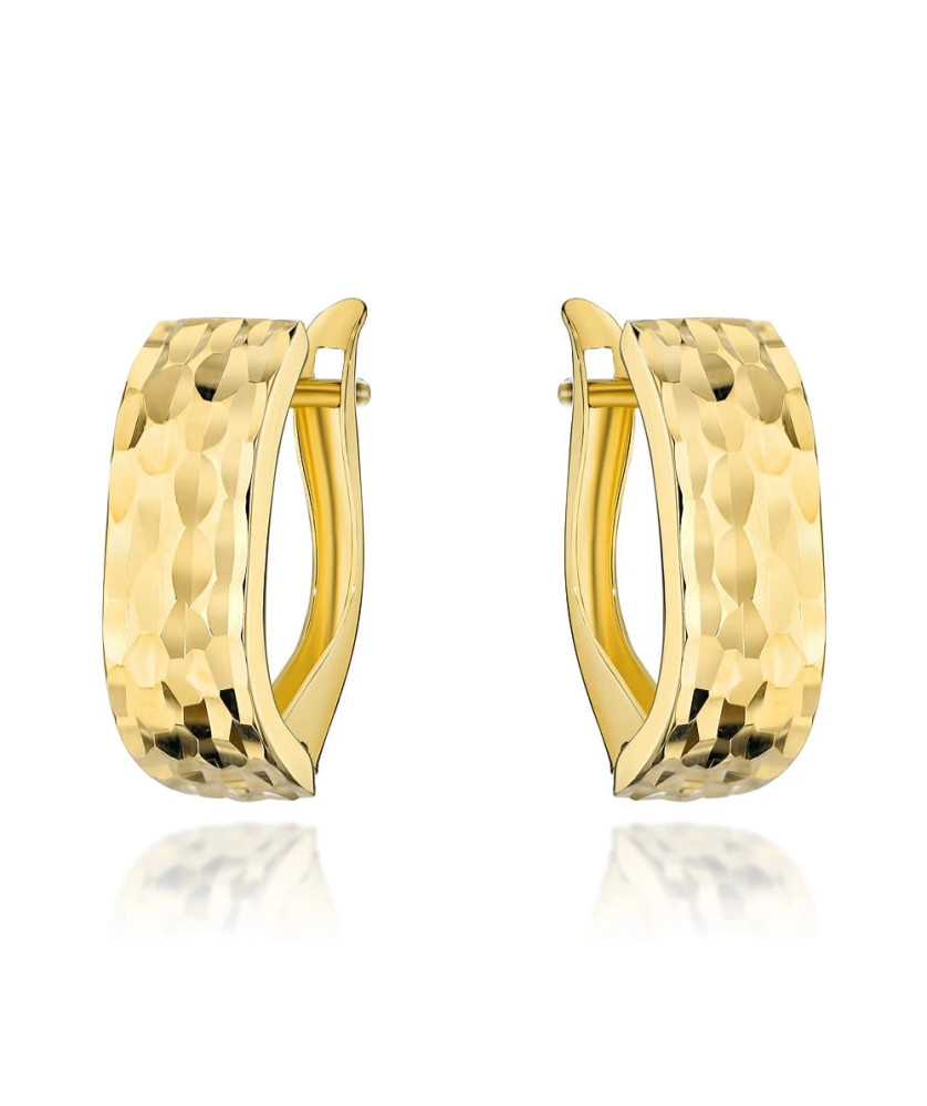 Gold earrings with diamond-cut on English clasp