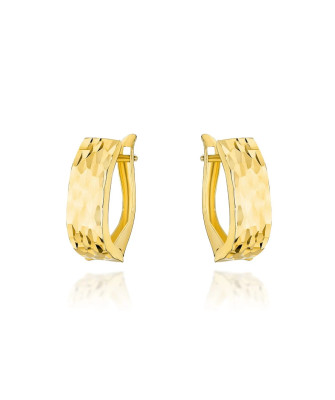 Gold earrings with diamond-cut on English clasp