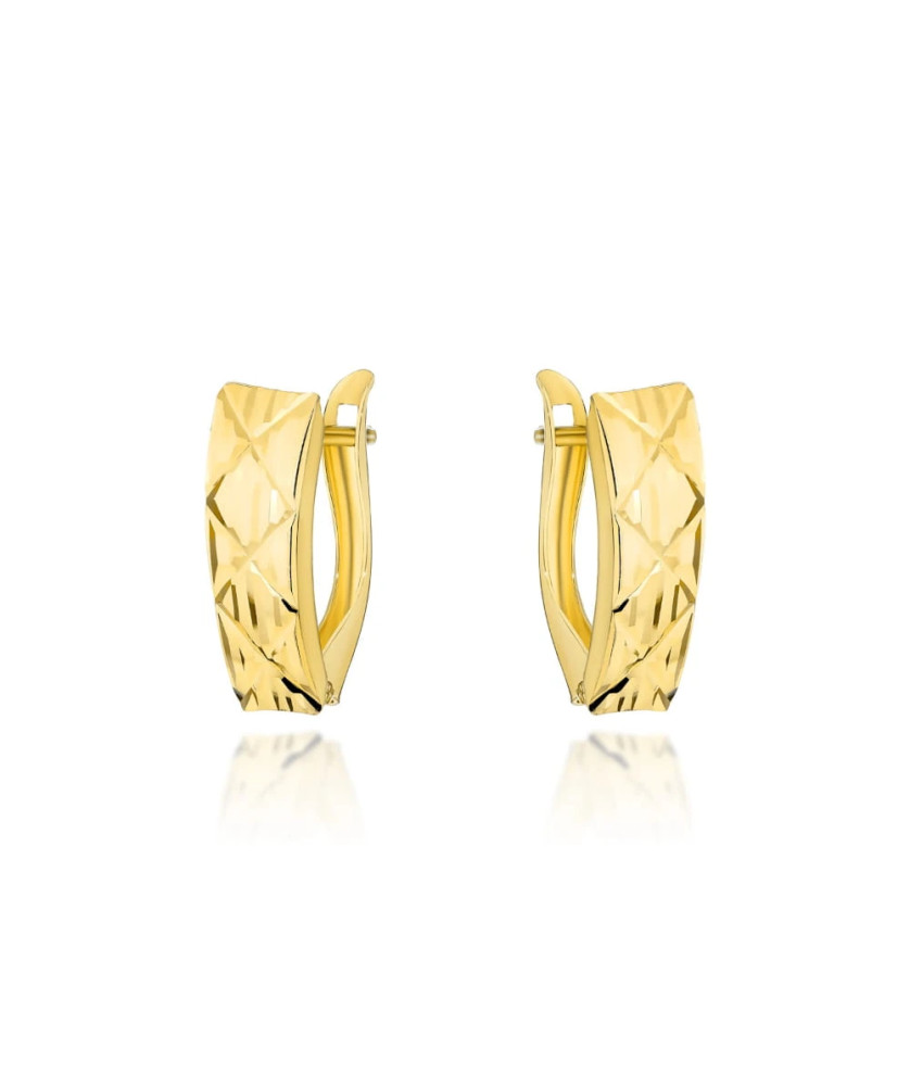 Gold earrings with diamond-cut rhombus shapes