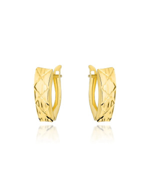 Gold earrings with diamond-cut rhombus shapes