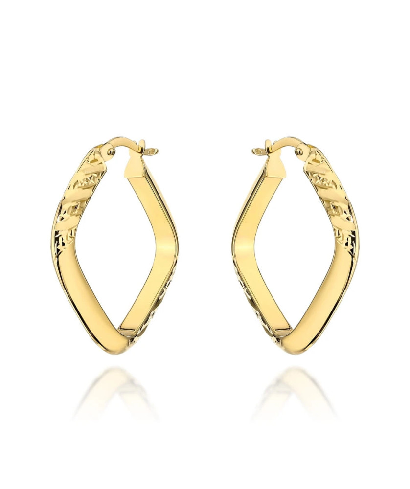 Gold square earrings decorated with diamond cutting