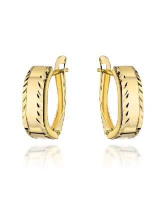 Gold earrings with rounded diamond-cut edges