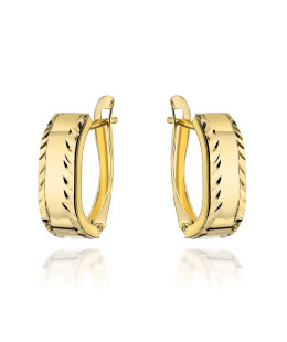 Gold earrings with rounded diamond-cut edges