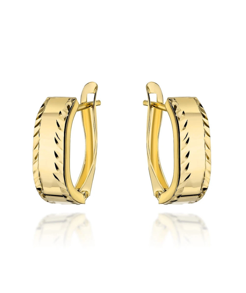 Gold earrings with rounded diamond-cut edges
