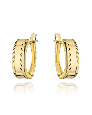 Gold earrings with rounded diamond-cut edges