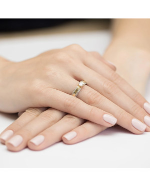 Gold ring with diamonds and 0.45ct brilliant