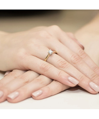 Gold engagement ring with 0.50ct diamond