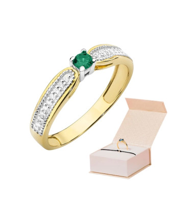 Gold ring with emerald diamonds