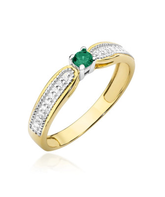 Gold ring with emerald diamonds