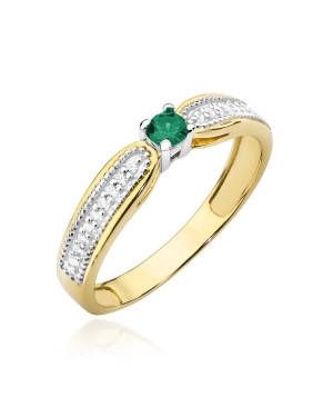 Gold ring with emerald diamonds